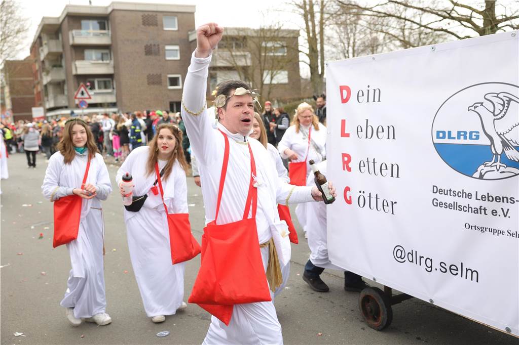 Fußgruppen und Wagen beim Umzug in Selm 2025