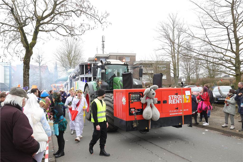 Fußgruppen und Wagen beim Umzug in Selm 2025