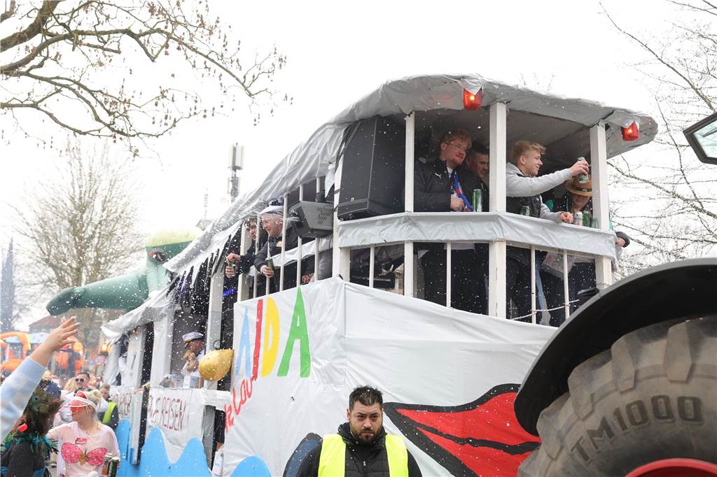 Fußgruppen und Wagen beim Umzug in Selm 2025