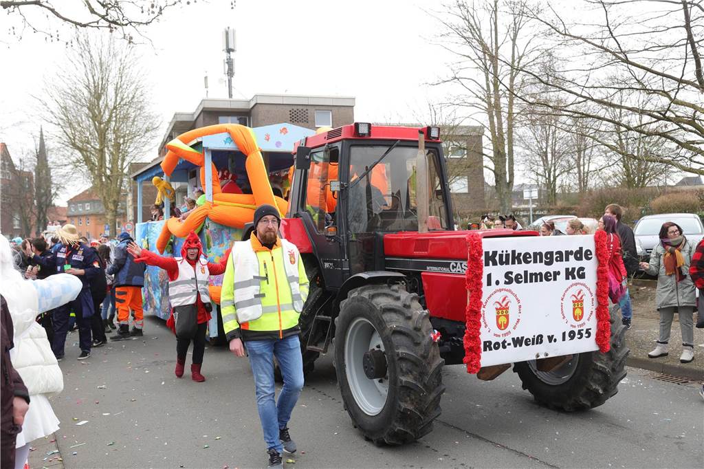 Fußgruppen und Wagen beim Umzug in Selm 2025