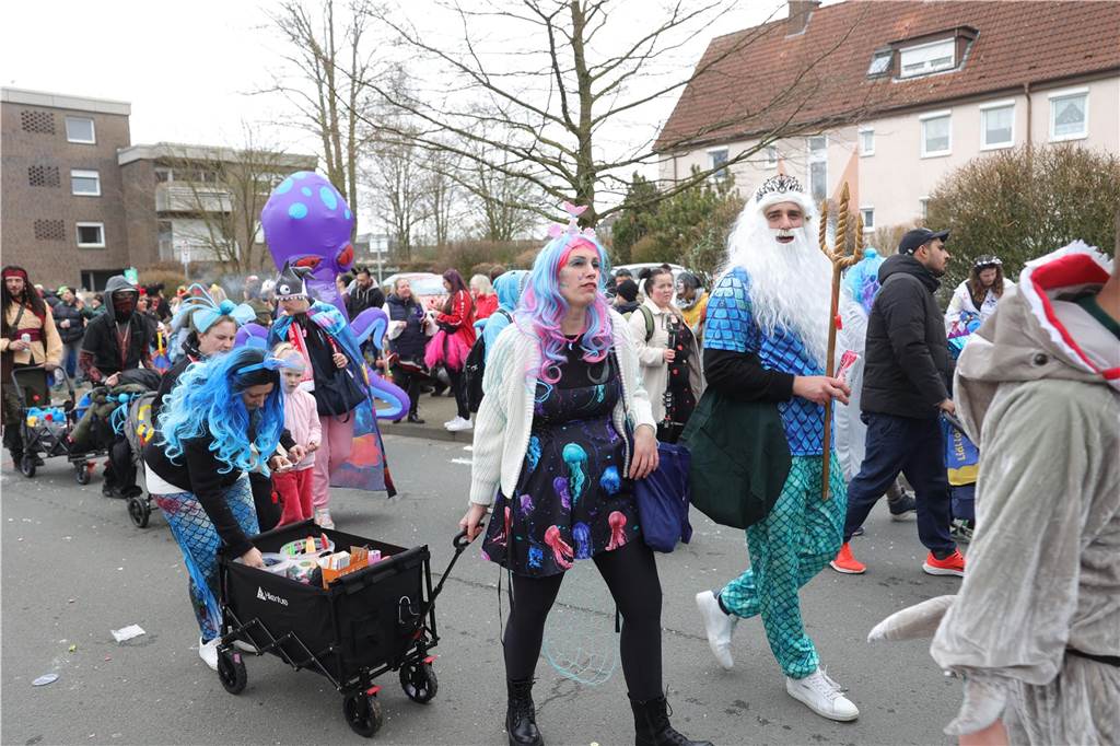 Fußgruppen und Wagen beim Umzug in Selm 2025