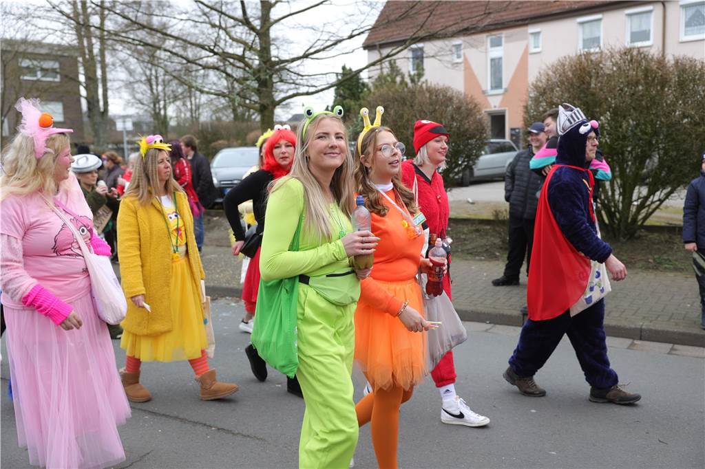 Fußgruppen und Wagen beim Umzug in Selm 2025