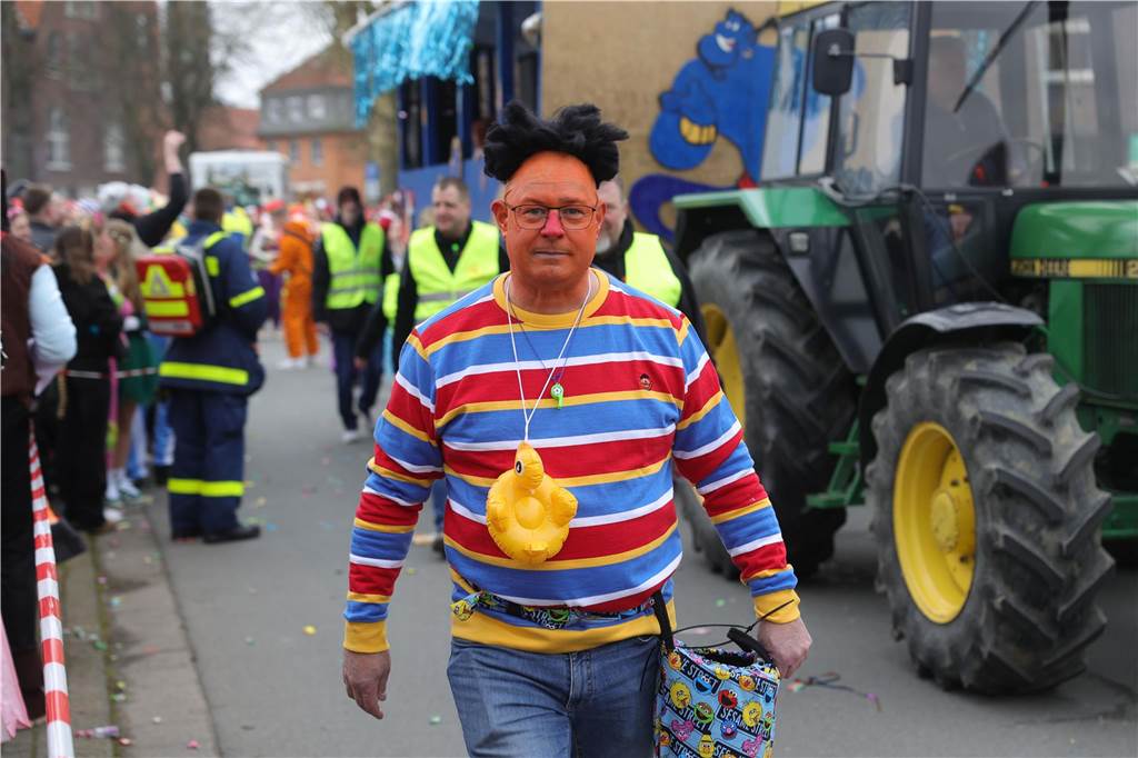 Fußgruppen und Wagen beim Umzug in Selm 2025