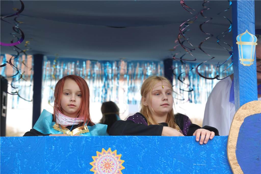 Fußgruppen und Wagen beim Umzug in Selm 2025