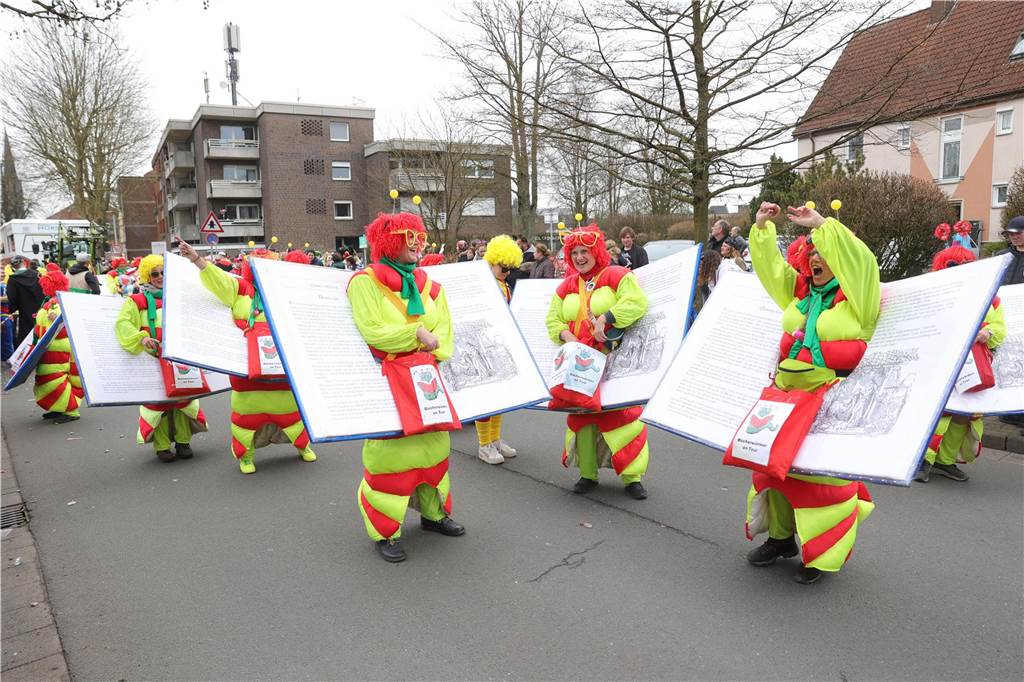 Fußgruppen und Wagen beim Umzug in Selm 2025