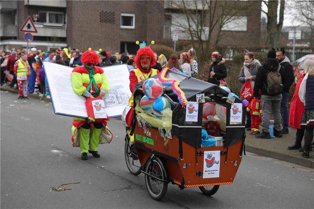 Fußgruppen und Wagen beim Umzug in Selm 2025