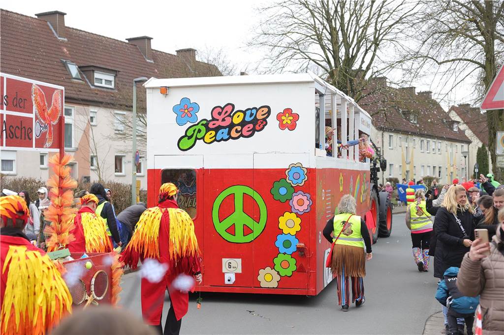 Fußgruppen und Wagen beim Umzug in Selm 2025