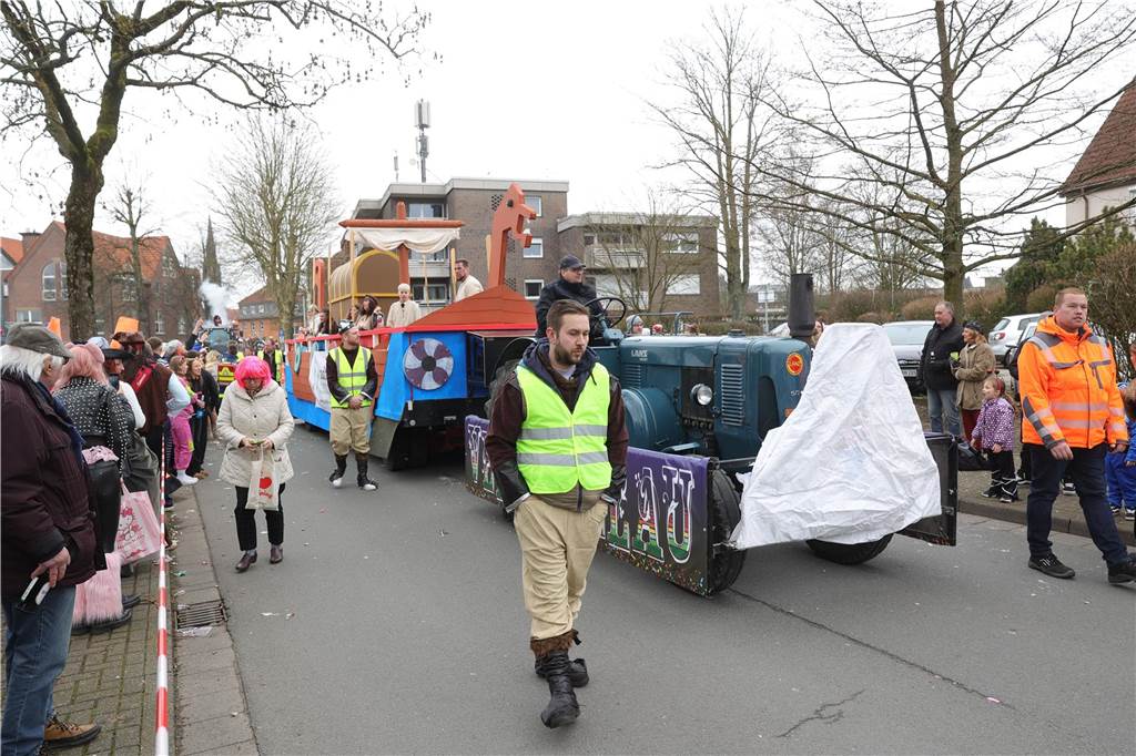 Fußgruppen und Wagen beim Umzug in Selm 2025