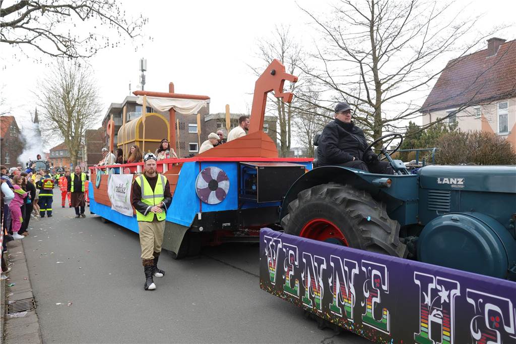 Fußgruppen und Wagen beim Umzug in Selm 2025