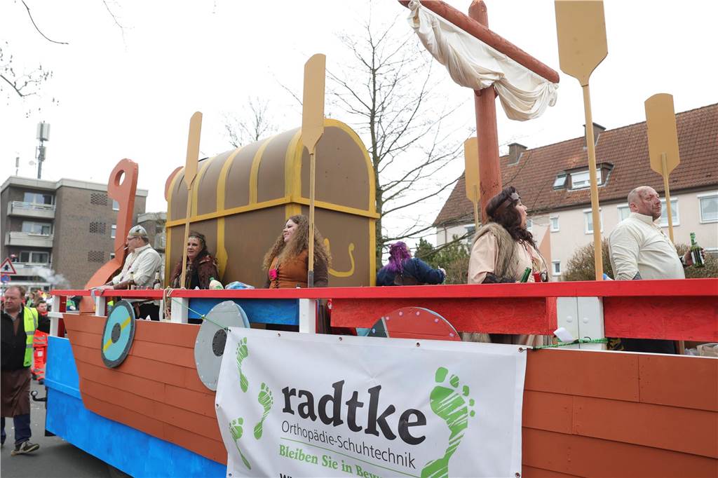 Fußgruppen und Wagen beim Umzug in Selm 2025