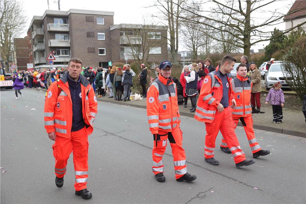 Fußgruppen und Wagen beim Umzug in Selm 2025