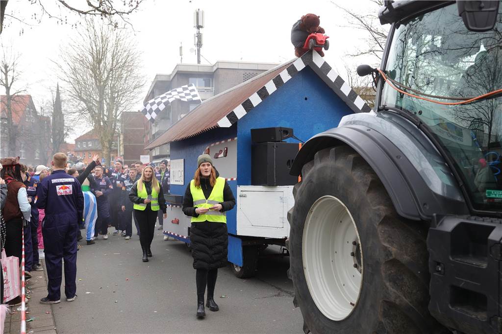 Fußgruppen und Wagen beim Umzug in Selm 2025