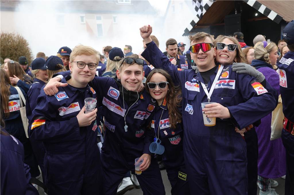Fußgruppen und Wagen beim Umzug in Selm 2025