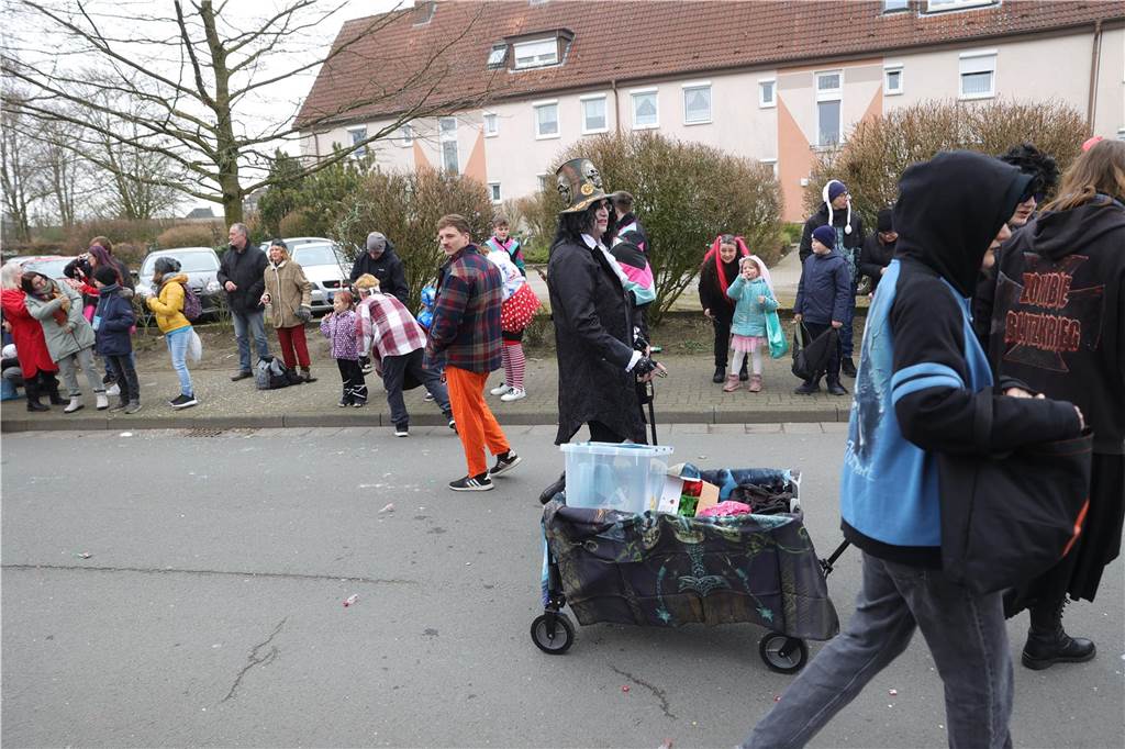 Fußgruppen und Wagen beim Umzug in Selm 2025