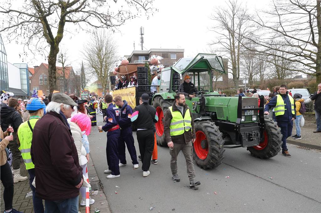 Fußgruppen und Wagen beim Umzug in Selm 2025