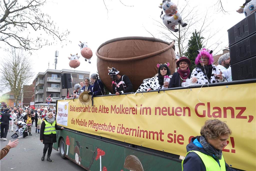 Fußgruppen und Wagen beim Umzug in Selm 2025