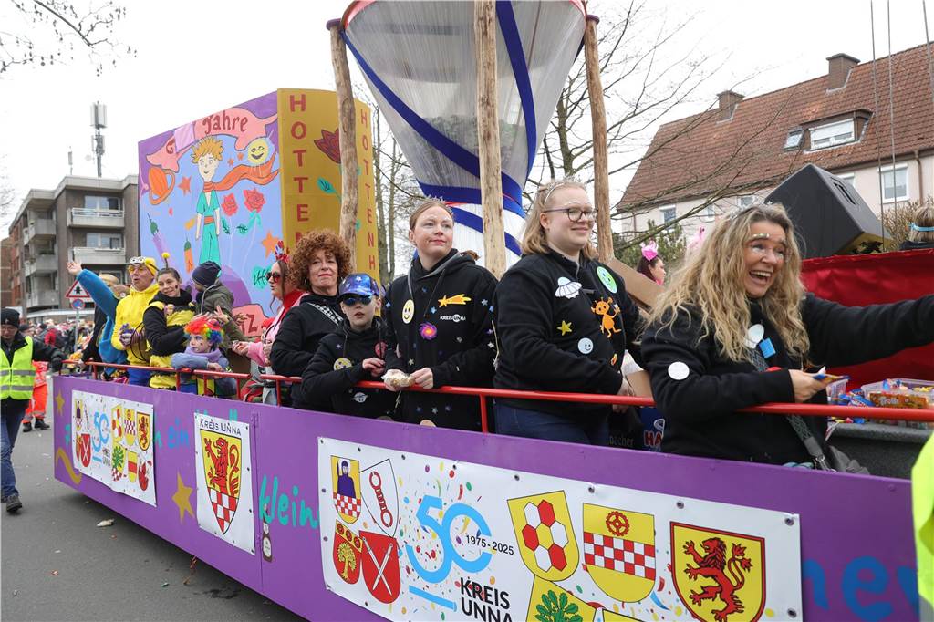 Fußgruppen und Wagen beim Umzug in Selm 2025