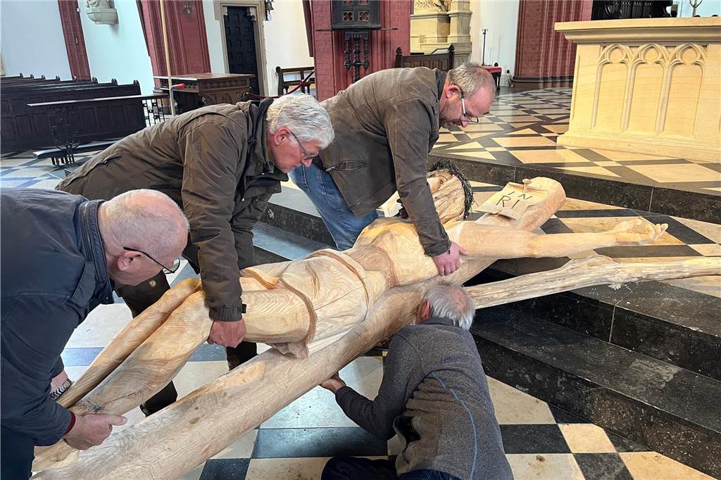 Bilder zeigen Künstler Ernst Franz bei der Arbeit
