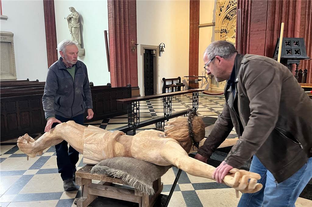 Bilder zeigen Künstler Ernst Franz bei der Arbeit