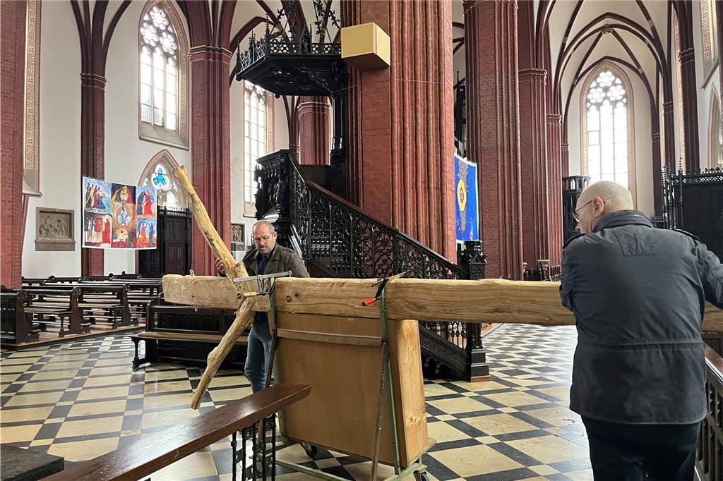 Bilder zeigen Künstler Ernst Franz bei der Arbeit