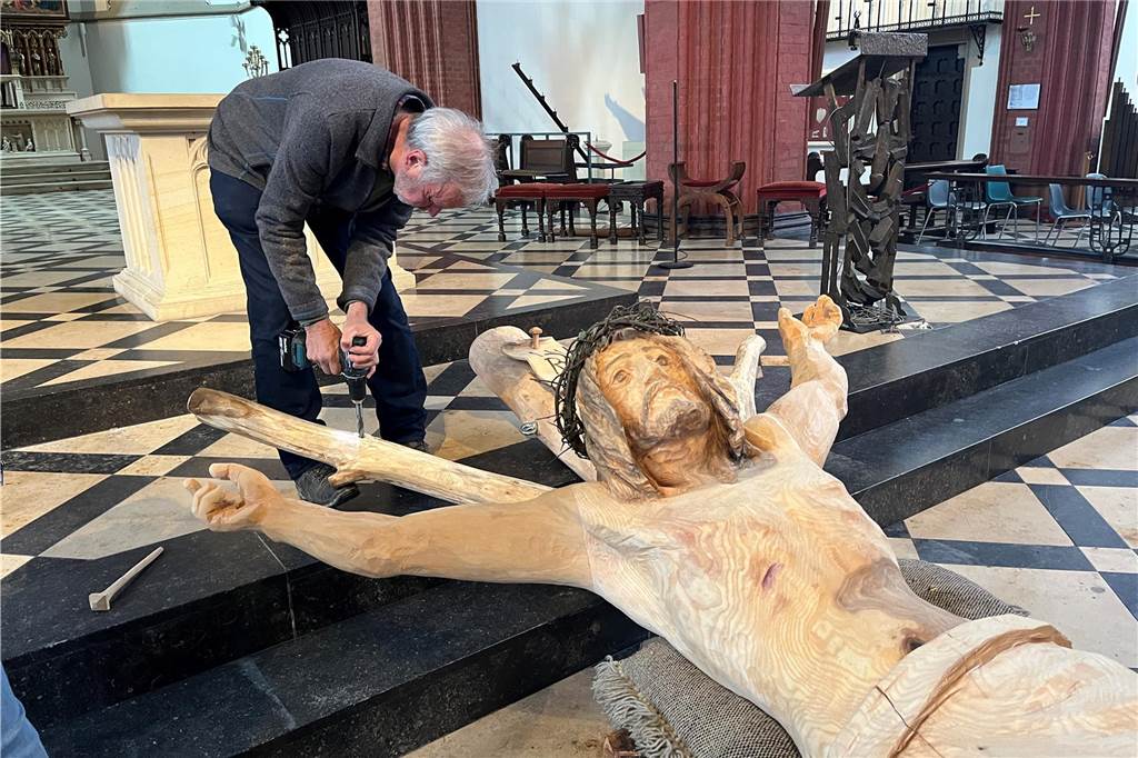 Bilder zeigen Künstler Ernst Franz bei der Arbeit