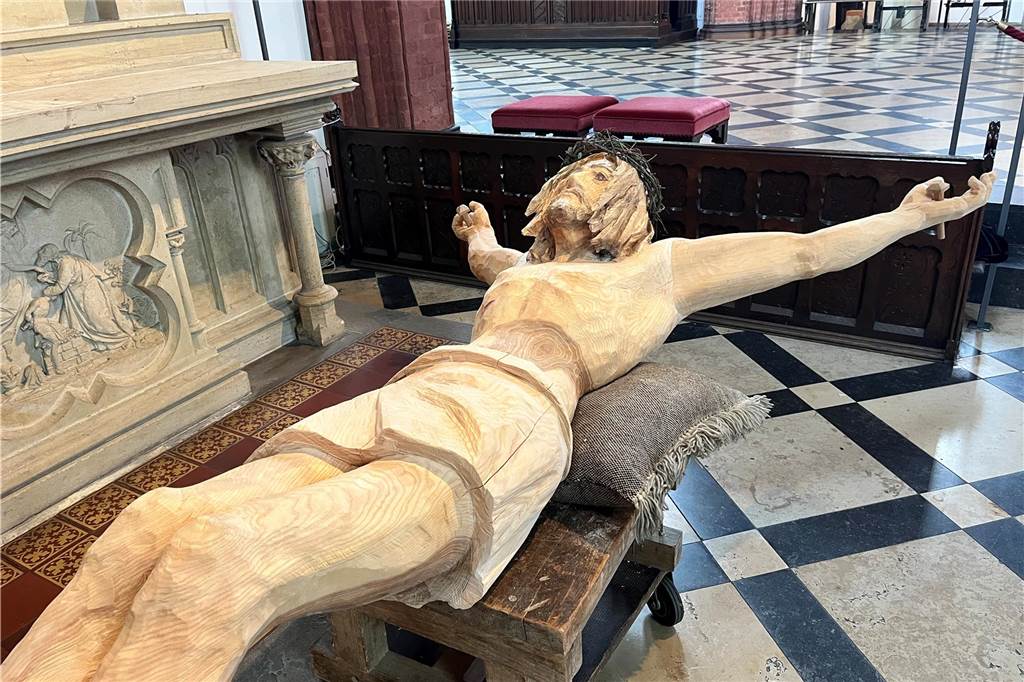 Bilder zeigen Künstler Ernst Franz bei der Arbeit