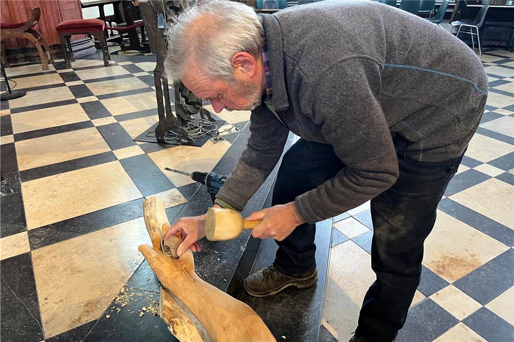 Bilder zeigen Künstler Ernst Franz bei der Arbeit