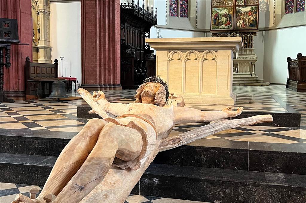 Bilder zeigen Künstler Ernst Franz bei der Arbeit