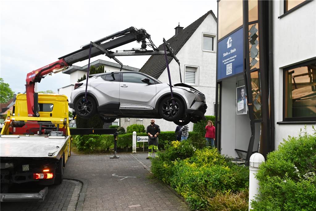 Auto fährt in Dorsten in Bankgebäude: Spektakuläre Bilder vom Unfallort