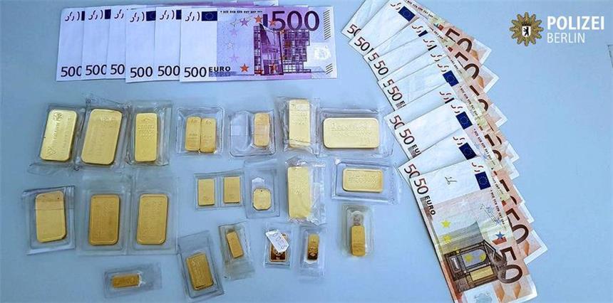 Bargeld und Gold schlummerten unter Baum in Berlin Bargeld und Gold schlummerten unter Baum in Berlin