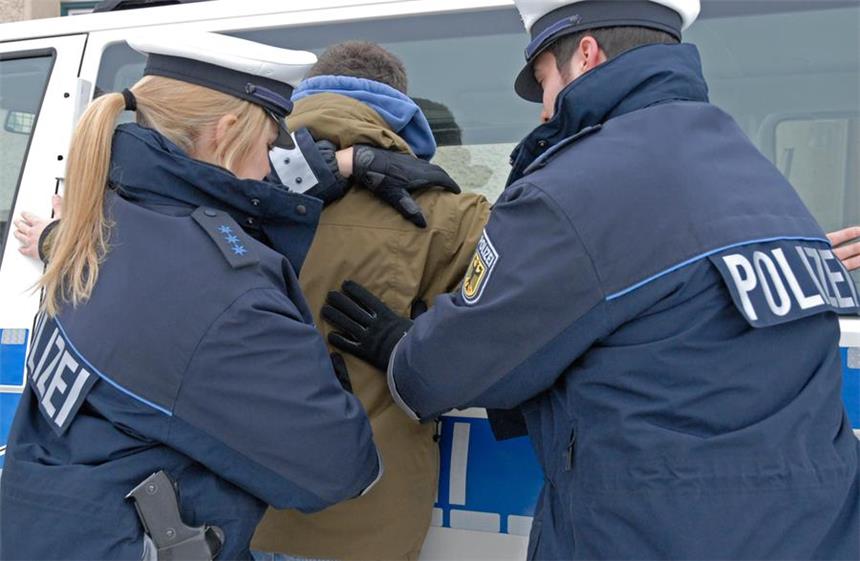 Überfall auf Schwerter Tankstelle: Kunde haut Täter Überfall auf Schwerter Tankstelle: Kunde haut Täter