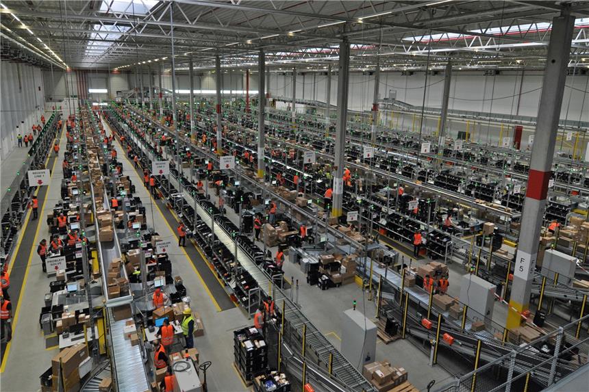 Besuch bei Amazon: Millionen Pakete auf dem Fließband Besuch bei Amazon: Millionen Pakete auf dem Fließband