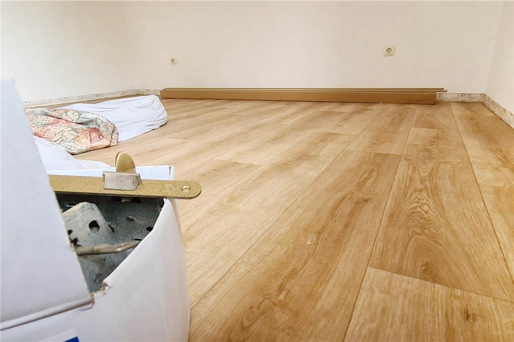 Flüchtlingsunterkünfte: Bauhof-Mitarbeiter haben besonderen Ansporn Bild aus dem Einfamilienhaus im Ortskern, das die Gemeinde kürzlich angemietet hat. Dort muss der Bauhof nur noch kleine Restarbeiten erledigen. Der PVC-Boden ist bereits verlegt.