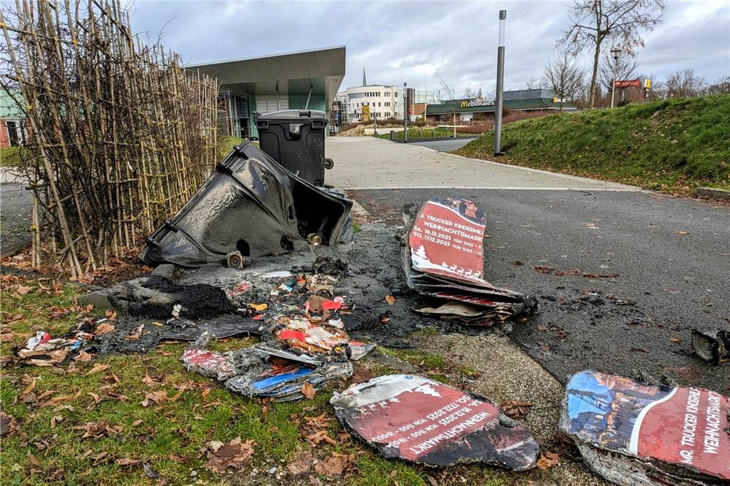 Schwerverletzter, brennende Mülltonnen: Unruhige Silvesternacht Bild der Zerstörung am Treffpunkt Altstadt.
