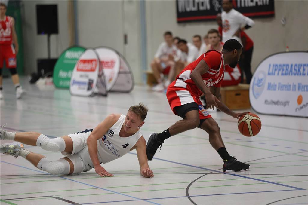 BSV Wulfen steht zum siebten Mal im Finale: LippeBaskets Werne brechen nach der Pause ein Lukas Wiedey am Boden, Bryant Allen am Ball