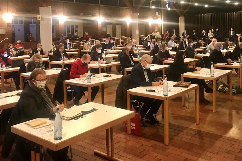 Ungeliebte Sitznachbarn: Wie die anderen Parteien mit der AfD umgehen Bild von der ersten Ratssitzung nach der Kommunalwahl 2020.
