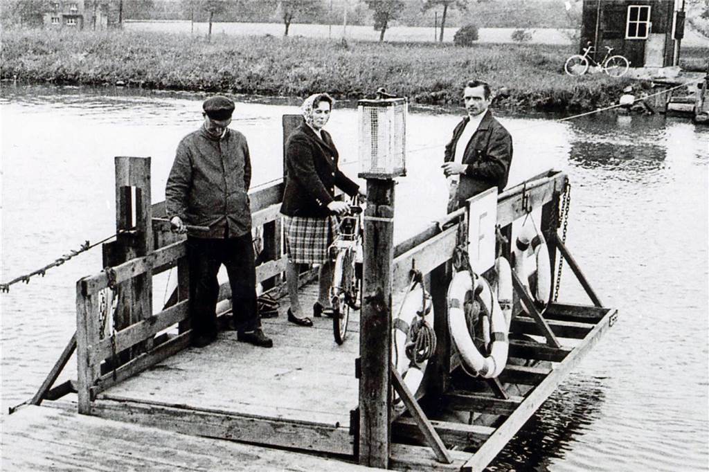 Bild von der Kanal-Fähre in Beckinghausen um 1960: Im Hintergrund die Hammer Straße mit dem Wohnhaus Dürdoth, die Dame mit Rad war Frau Hartlapp.