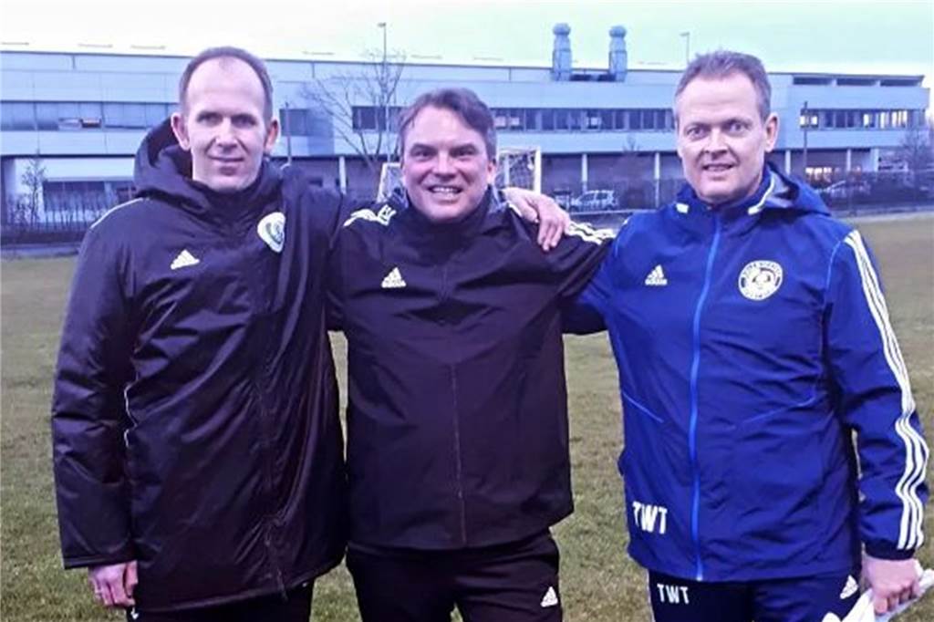 Dominik Buchwalds Aufstieg über drei Ligen in vier Tagen: „Ich hätte jedes andere Angebot abgelehnt“ Bilden vorerst das neue HSC-Trainer-Dreigestirn: (v.l.) Co-Trainer Dominik Buchwald, Interimscoach und Sportdirektor Benjamin Hartlieb (M.) und Torwarttrainer Stefan Sablonski. Am Dienstag leiteten sie die erste Einheit.