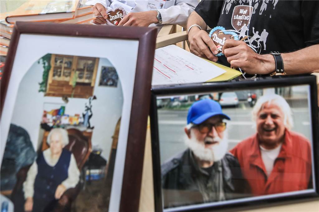 Wolfgang Wenzel (66) wird sterben – und will anderen Krebs-Patienten Mut machen Bilder aus besseren Tagen: Wolfgang Wenzels verstorbene Mutter (l.) und er selbst (r.) mit einem Freund. Wenzel nimmt immer viele gerahmte Bilder von Freunden und Familie mit ins Krankenhaus.