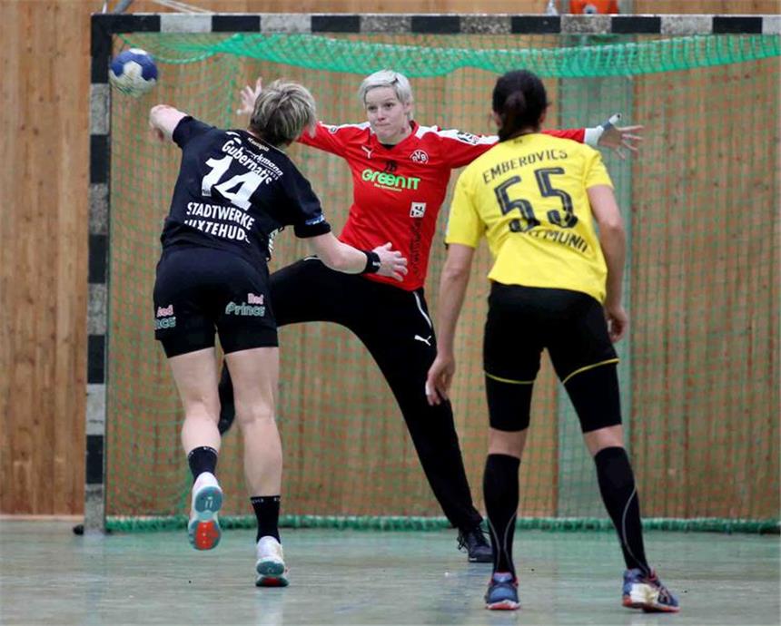 Clara Woltering lehrt die Gegner das Fürchten Bilder der Bundesliga-Partie zwischen Borussia Dortmund und dem Buxtehuder SV.