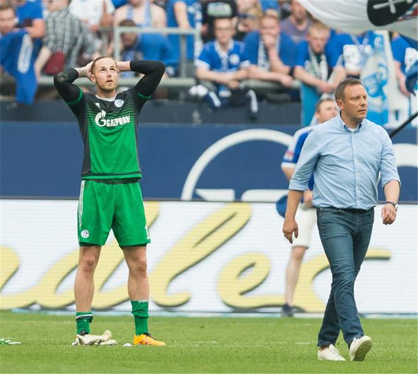 Keine Champions League - Baier schockt Schalke Bilder der Bundesliga-Partie zwischen dem FC Schalke 04 und dem FC Augsburg.