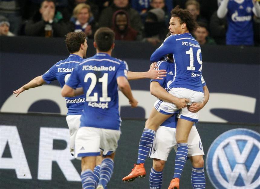 Slapstick-Eigentor bringt Schalke auf Siegkurs Bilder der Bundesliga-Partie zwischen dem FC Schalke 04 und Borussia Mönchengladbach.