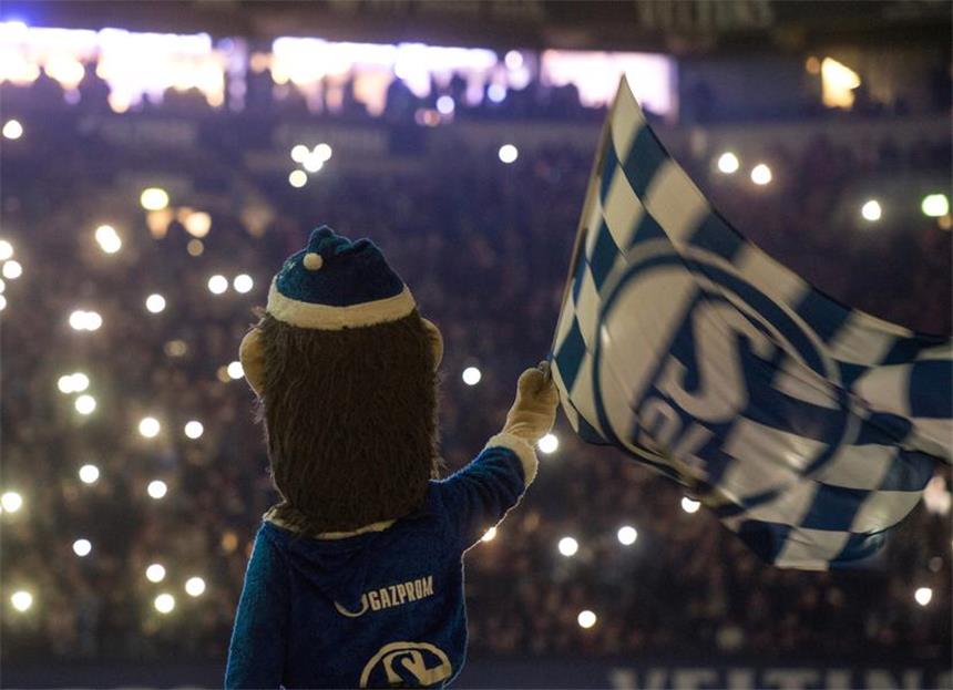 Terminkollision: Doppeltes Weihnachtssingen Bilder der Bundesliga-Partie zwischen dem FC Schalke 04 und Bayer 04 Leverkusen.