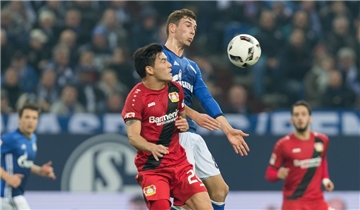 Bilder der Bundesliga-Partie zwischen dem FC Schalke 04 und Bayer 04 Leverkusen.