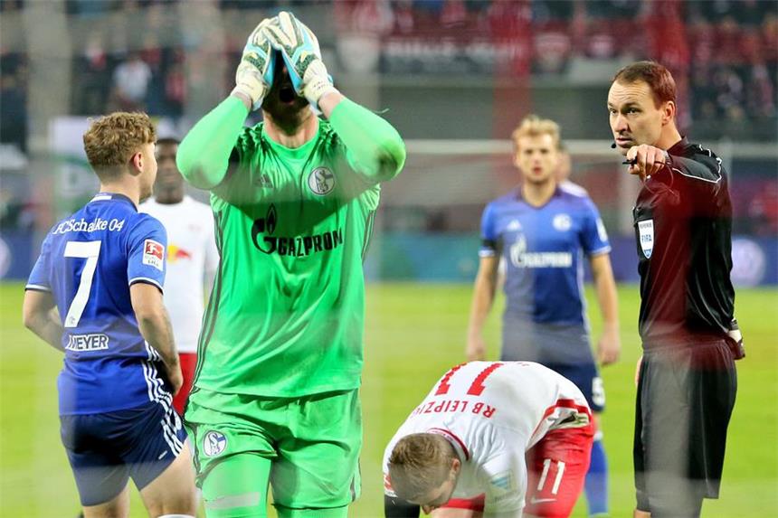 Dankerts Fehlentscheidung sorgt für Aufsehen Bilder der Bundesliga-Partie zwischen RB Leipzig und dem FC Schalke 04.