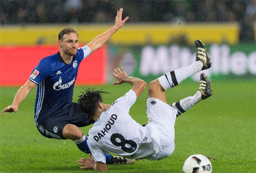 Ein Schneckenrennen: Will keiner nach Europa? Bilder der Bundesligapartie zwischen Borussia Mönchengladbach und dem FC Schalke 04.