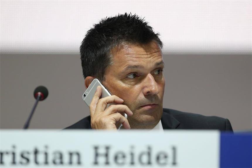 Christian Heidel und seine Schalke-Baustellen Bilder der Mitgliederversammlung auf Schalke.