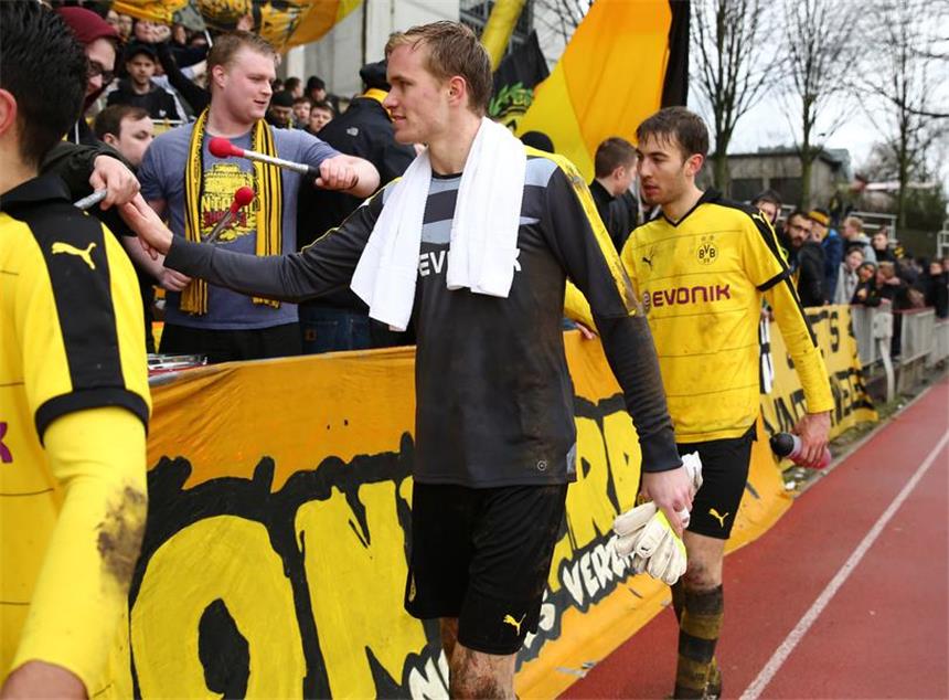 Hendrik Bonmann hält unter Schmerzen durch Bilder der Partie BVB II gegen Köln II.