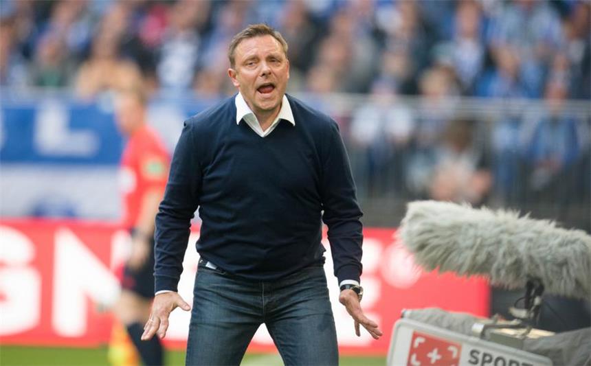 Breitenreiters Kampf gegen Windmühlen Bilder der Partie Schalke gegen Dortmund.
