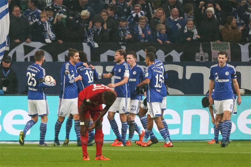Darf man nach einer Niederlage gegen Bayern zufrieden sein? Bilder der Partie Schalke gegen München.